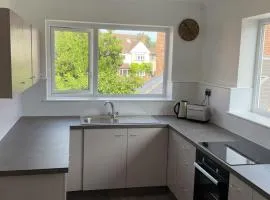 Large 2-bedroom maisonette with free parking
