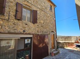 casa con 2 camere in borgo medievale, hotel com estacionamento em Montegiovi