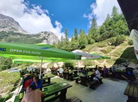 Tičarjev Dom at Vrsic pass, hotell nära Ryska kapellet i Vršič-passet, Soča