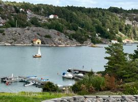 Sea view chalet, pet-friendly hotel in Hjälteby