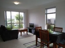 Entire 2BR sunny house @Franklin, Canberra