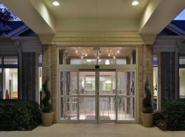 Hilton Garden Inn Addison: Addison şehrinde bir havuzlu otel