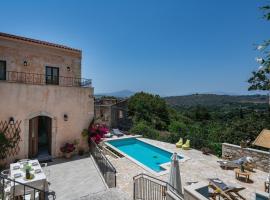 Butterfly, a historical villa with pool & hot tub!: Arménoi şehrinde bir otel