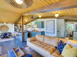 Whidbey Island Oasis Walk to Beach, Hot Tub, View, hotel with hot tubs in Greenbank