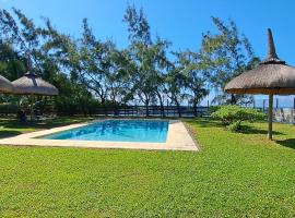 Clair de Lune - Private 2 Bedrooms Beachfront Villa, rumah percutian di Trou dʼ Eau Douce