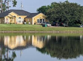 Port Saint Lucie A Little Piece Of Heaven- Peaceful Lake view Apartment- 1 min from I95 and Turnpike, holiday rental in Port Saint Lucie