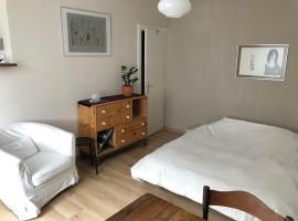 Joli studio renové avec goût proche de la gare, hotel Le Locle-ban