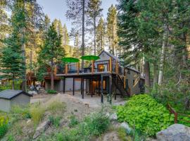 Truckee Family Home, Walk to Lake and 5 Mi to Skiing, villa in Truckee