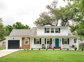 Bright and Sunny Getaway with Bikes 1 Mi to ESU!, hotel in Emporia