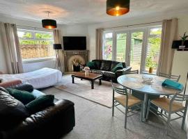 Spindrift, Spacious bungalow near beach, hotel with parking in Hamworthy