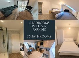 Large 6 bed house - 6 Bedrooms - Parking WIFI 6 smart TVs 3 shower rooms 4 WCs, hotel Ketteringben