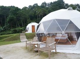 Tiris Pisan Glamping & Resort Puncak, parque de campismo em Cikuray