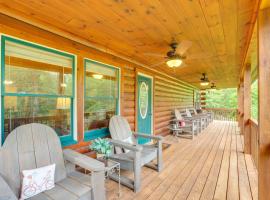 Moonshine Manor Cabin with Fire Pit and Hot Tub!, casa o chalet en Lake Lure