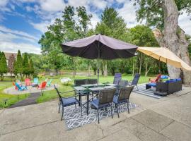 Waterfront Wallkill Duplex Home with Fire Pits!、Wallkillの駐車場付きホテル