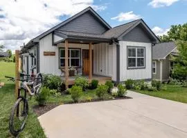 Walkable Downtown 5BR - Hot Tub and Resort Access