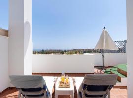 Townhouse with 3 bedrooms and sea views from the roof terrace, sumarbústaður í Torremolinos