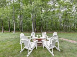Spacious Connecticut Home - Deck, Grill and Fire Pit, rumah kotej di Mystic