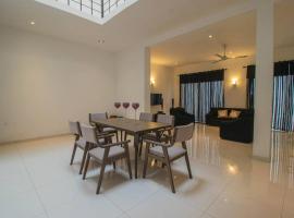 Stylish 4BR+3.5BA home wt AC + Rooftop + Parking, hotel en Moratuwa