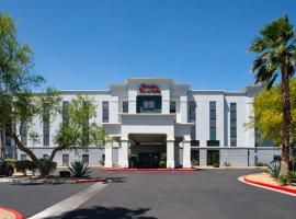 Hampton Inn & Suites Las Vegas Airport, отель в Лас-Вегасе, рядом находится Поле для гольфа Wildhorse
