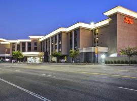 Hampton Inn & Suites Los Angeles Burbank Airport، فندق في بربانك