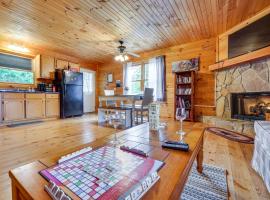 Pet-Friendly Blairsville Cabin with Fire Pit and Grill, atostogų namelis mieste Mashburn Mill
