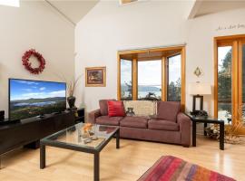 Amazing Grace - Zen mountain retreat with lake views, holiday home in Fawnskin