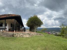 casona torremolinos, hytte i Moniquirá