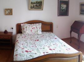 Double bedroom with balcony, holiday rental in Bourigeole