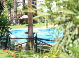 Chalet adosado en urbanización con piscina, cabin in Estepona