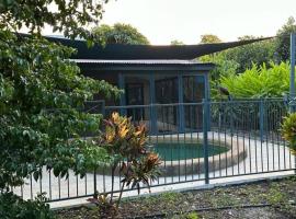 Howard Springs Tropical Getaway, hotel con piscina en Howard Springs