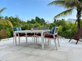 SeaSide Townhome, Spacious 2br 3bath Leeward Grace Bay, Providenciales, walk to beach, resort i Providenciales