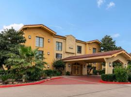 Super 8 by Wyndham The Woodlands North, готель у місті Те-Вудлендс