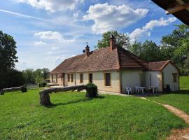 Comfortable holiday home with spacious garden, Hotel mit Parkplatz in Ygrande