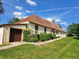 Traditional holiday home with garden, villa i Ygrande