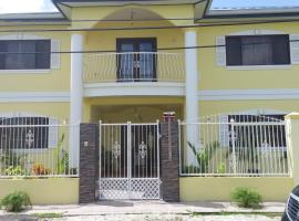 The Green Palms Getaway, Palmiste, San Fernando - 6 BR 4 Bath 12 guests, hotel v destinaci Rambert