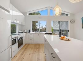 Overloaded with Beachside Charm - Family and Pet Friendly, Inlet Side, 400m To Beach, hotel di Inverloch