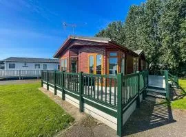 Modern 4 Berth Lodge With Decking At Manor Park In Hunstanton Ref 23024w