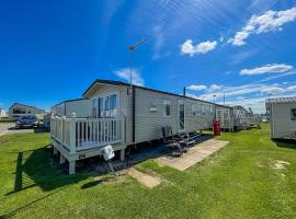 Superb 8 Berth Caravan For Hire At A Great Holiday Park In Norfolk Ref 50007a, hotel in Great Yarmouth