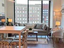 Lux 2BR 2BR BackBay Boston Common T-station, недорогой отель в Бостоне