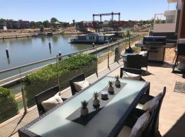 Clearview Waters - 4 King bedrooms, 3 bathrooms & views, spa hotel in Mildura