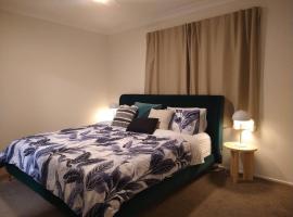 King Bed, 350m to Hospital @Woden, жилье для отдыха в городе Phillip