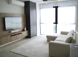 Modern & Minimalist 2-Bedroom Apartment in PJ, hotel med pool i Petaling Jaya