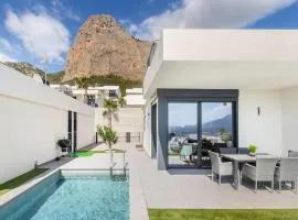 Casa con piscina climatizada y vistas al mar