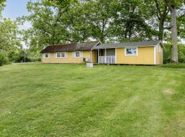 Lovely holiday house by the lake Bolmen, hotel na may parking sa Bolmsö