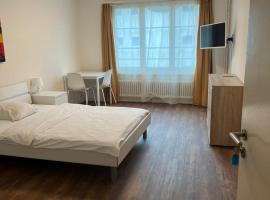 Zimmer mit geteiltem Bad & Küche, apartma v mestu Brugg