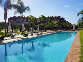 Appartement avec solarium et accès gratuit au Parc de loisirs Vizir Center, Hotel in Dar Caïd Layadi