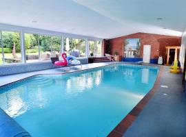 Luxury property - Swimming Pool, Games Room & Hot Tub, hotel familiar a Usk