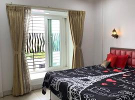 Luxury 3BHK Aprtmnt City View Balcony HSpeed Wifi Free Parking, luxury hotel in Kolkata