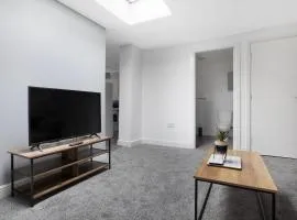 Stylish Comfort 4-Bed on Church Road, Sleeps 4