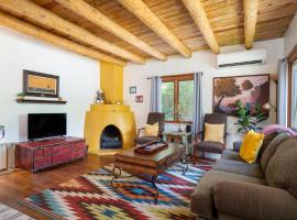 Kiva Cottage, 2 Bedrooms, Upgraded, WiFi, Patio, Fireplace, Sleeps 6, majake sihtkohas Santa Fe